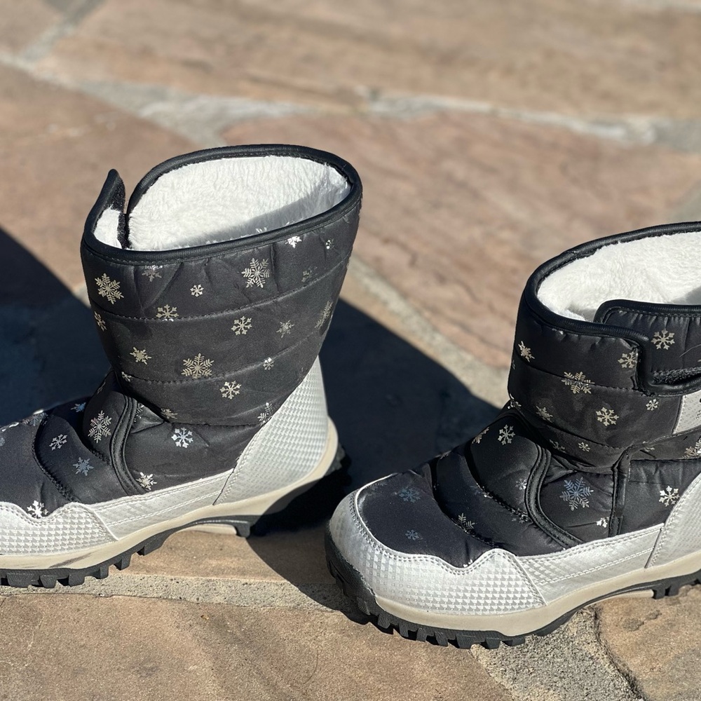 Kids Snow Boots with Snowflake Pattern